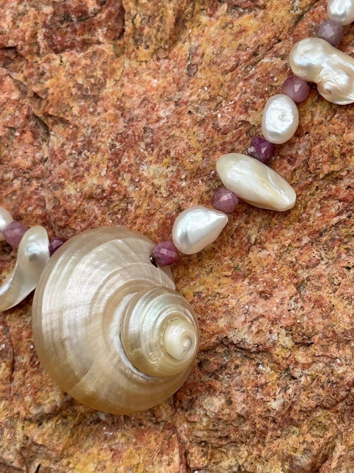 OCEAN EMPRESS NECKLACE PEARLS SHELL RUBY PINK
