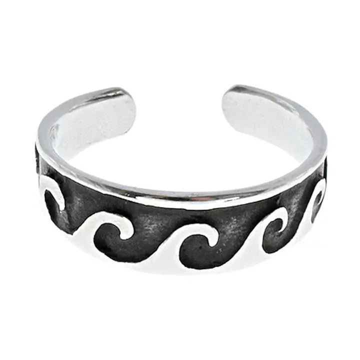 Silver toe ring with wave pattern on a white background